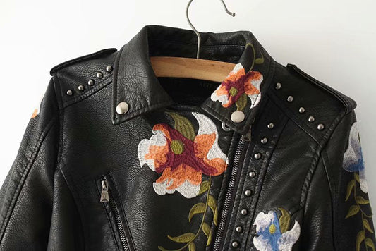 Chaqueta de cuero con flores bordadas para mujer
